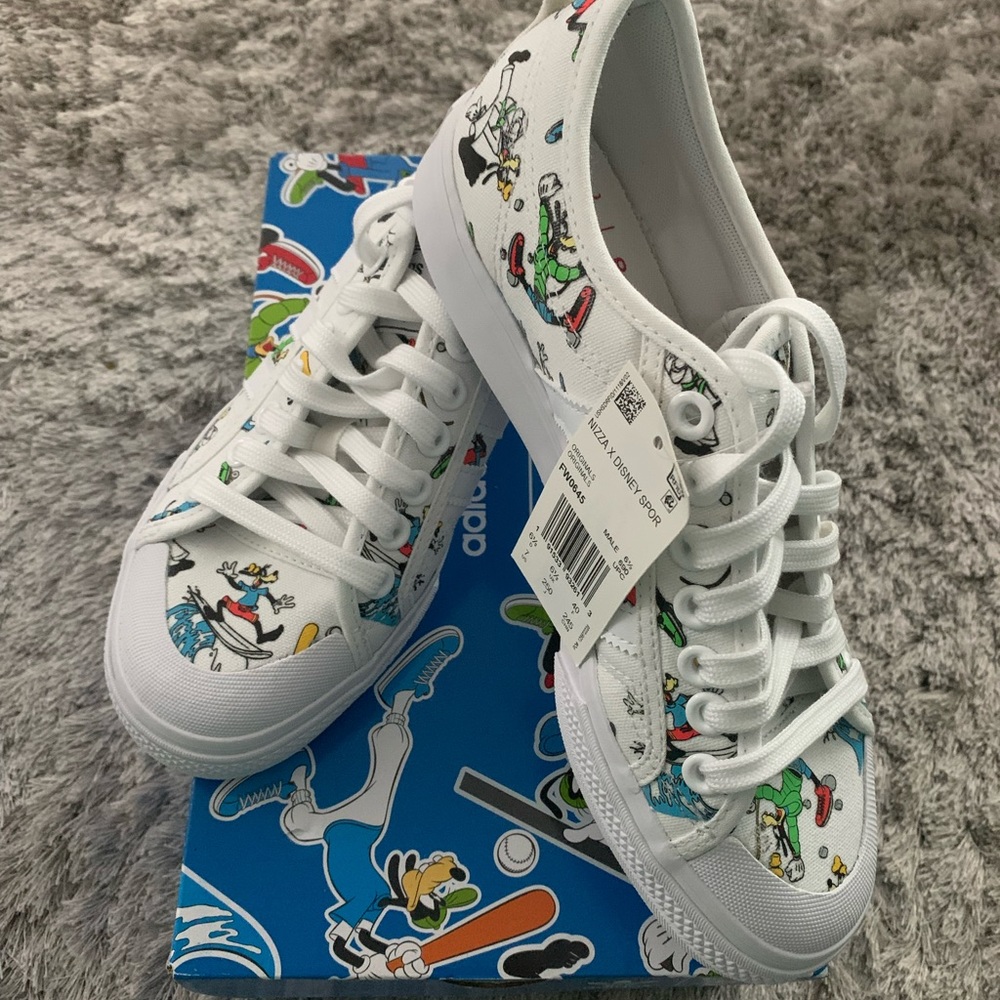 Men size 7 unisex Goofy adidas. Never been worn Heavy canvas  goofy print.